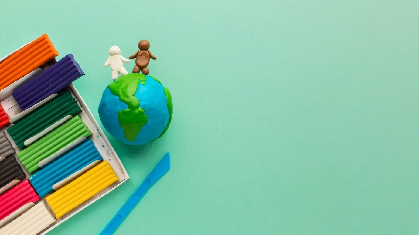 Draufsicht auf einen Handschuh mit Menschenfiguren und Platz für Text.